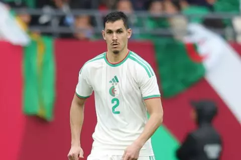 مدافع الجزائر: نيجيريا لا تحتاج إلى التحكيم لتحقيق الفوز